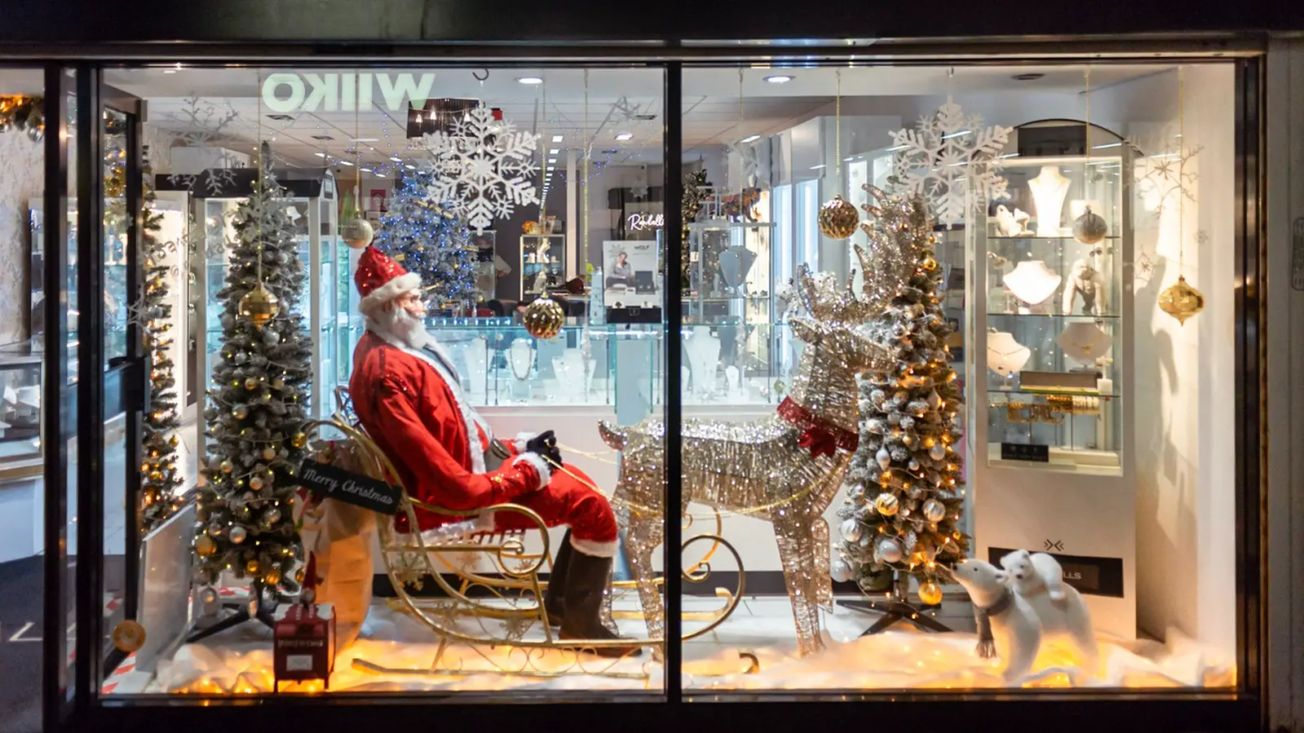 It’s time to vote for your favourite Winter Window as Randalls Jewellers named judges’ choice