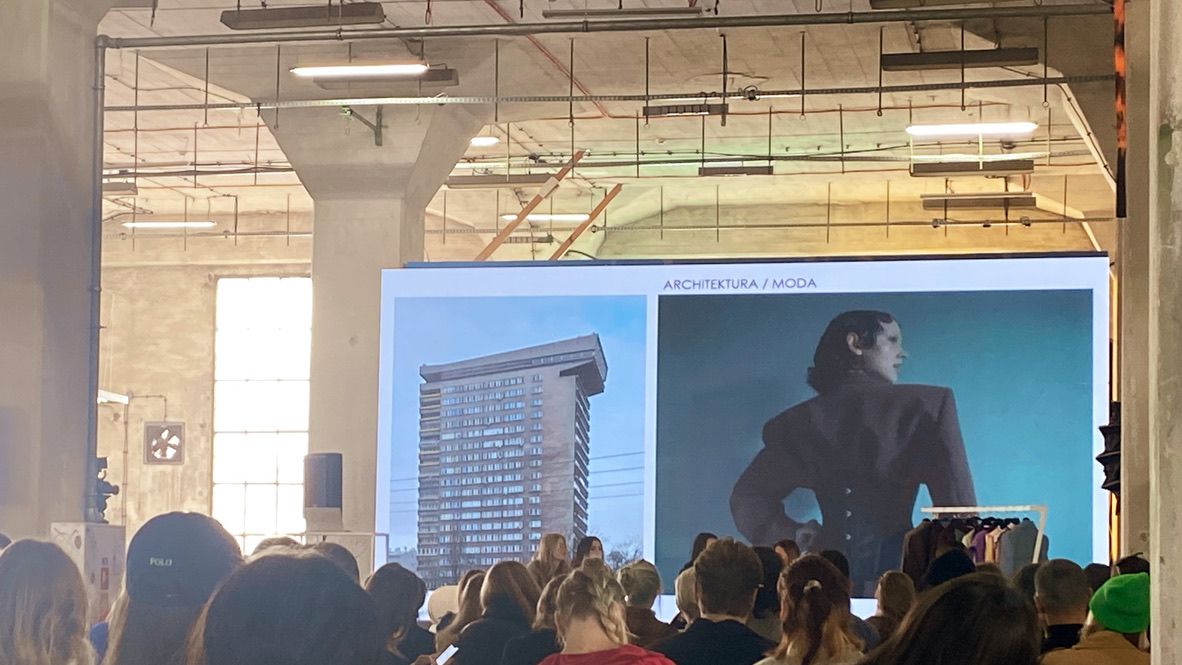 Slajd prezentujący blok w Warszawie i obok zdjęcie Brodki w marynarce inspirowanej formą budynku.