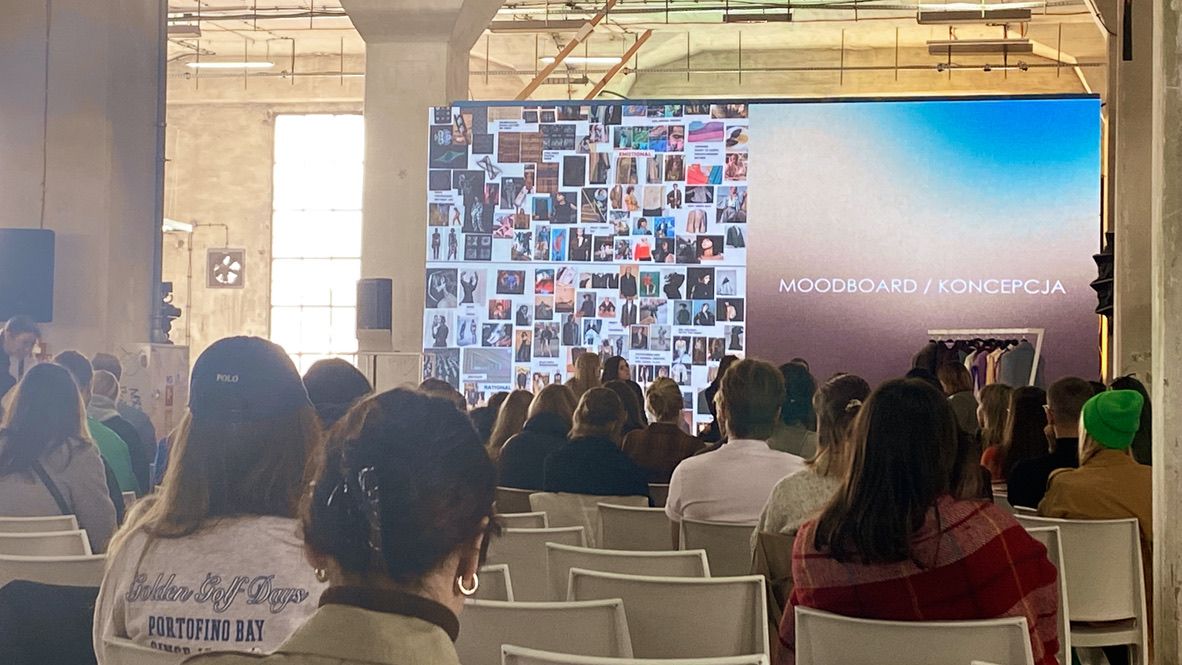 Osoby słuchające dyskusji o tworzeniu kolekcji Reserved x Brodka, na slajdzie moodboard.