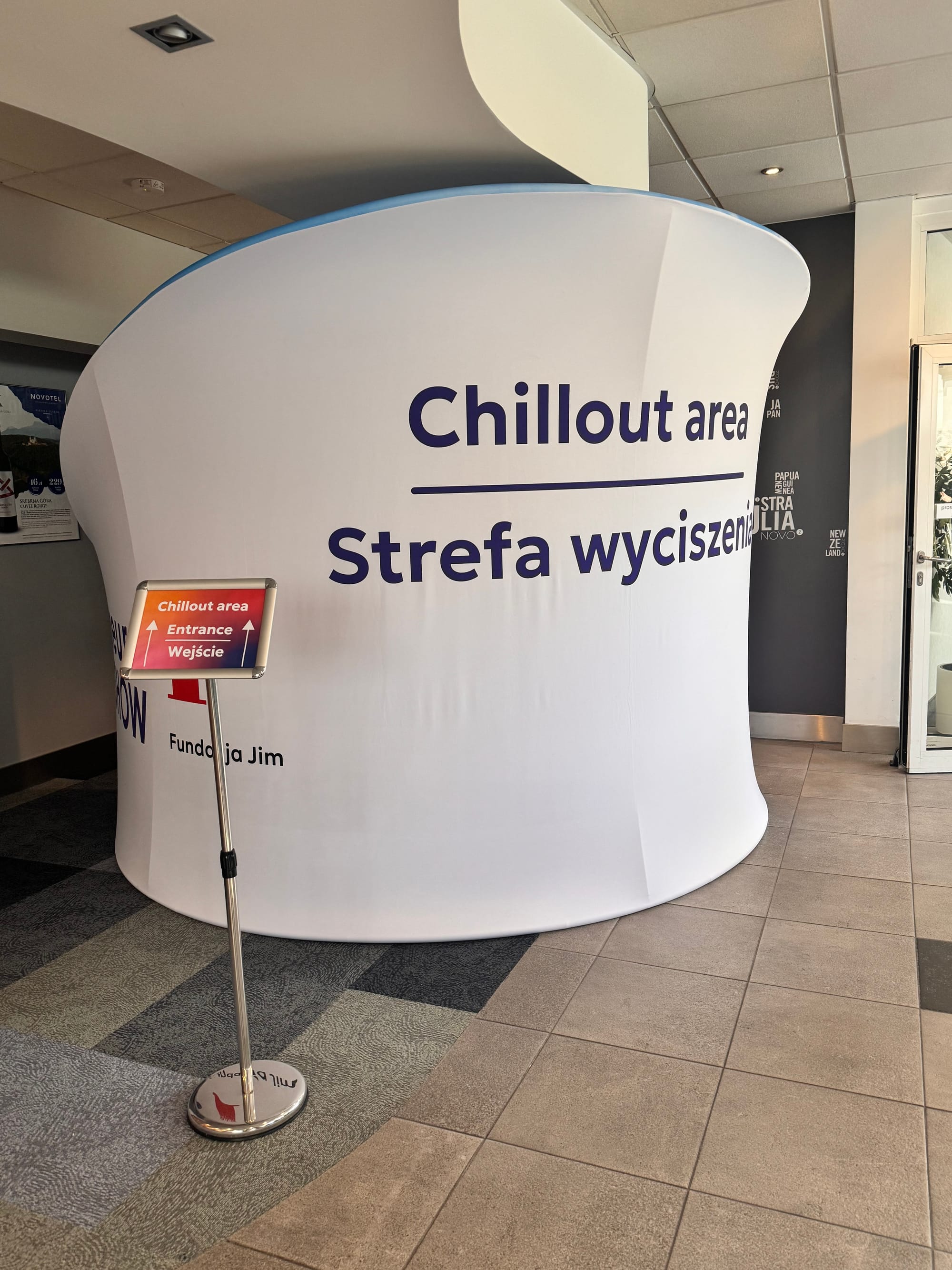 Zdjęcie przedstawiające ściankę zrobioną z materiału na której jest napisane strefa wyciszenia, a za nią znajduje się ta strefa