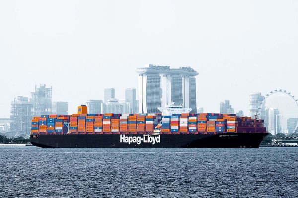 Statek Hapag-Lloyd płynący z kontenerami