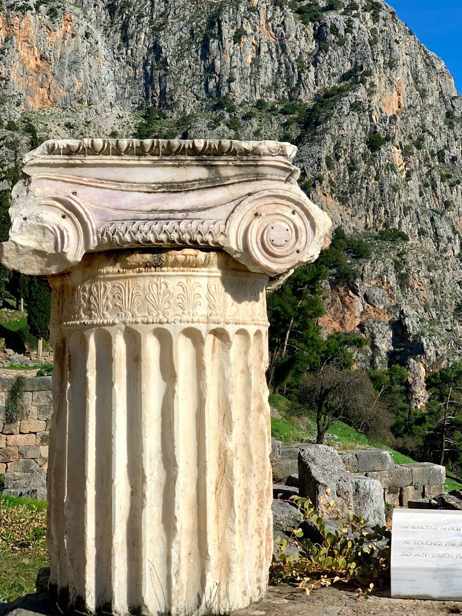 Colonna ionica in sito archeologico