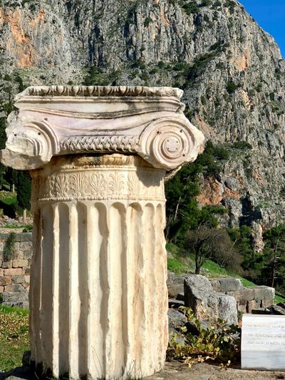 Colonna ionica in sito archeologico