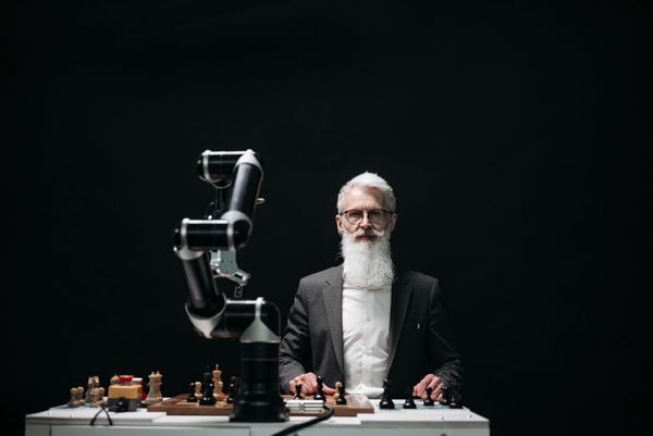 Agenti AI vs chatbot: quando l'intelligenza artificiale smette di rispondere e inizia a fare