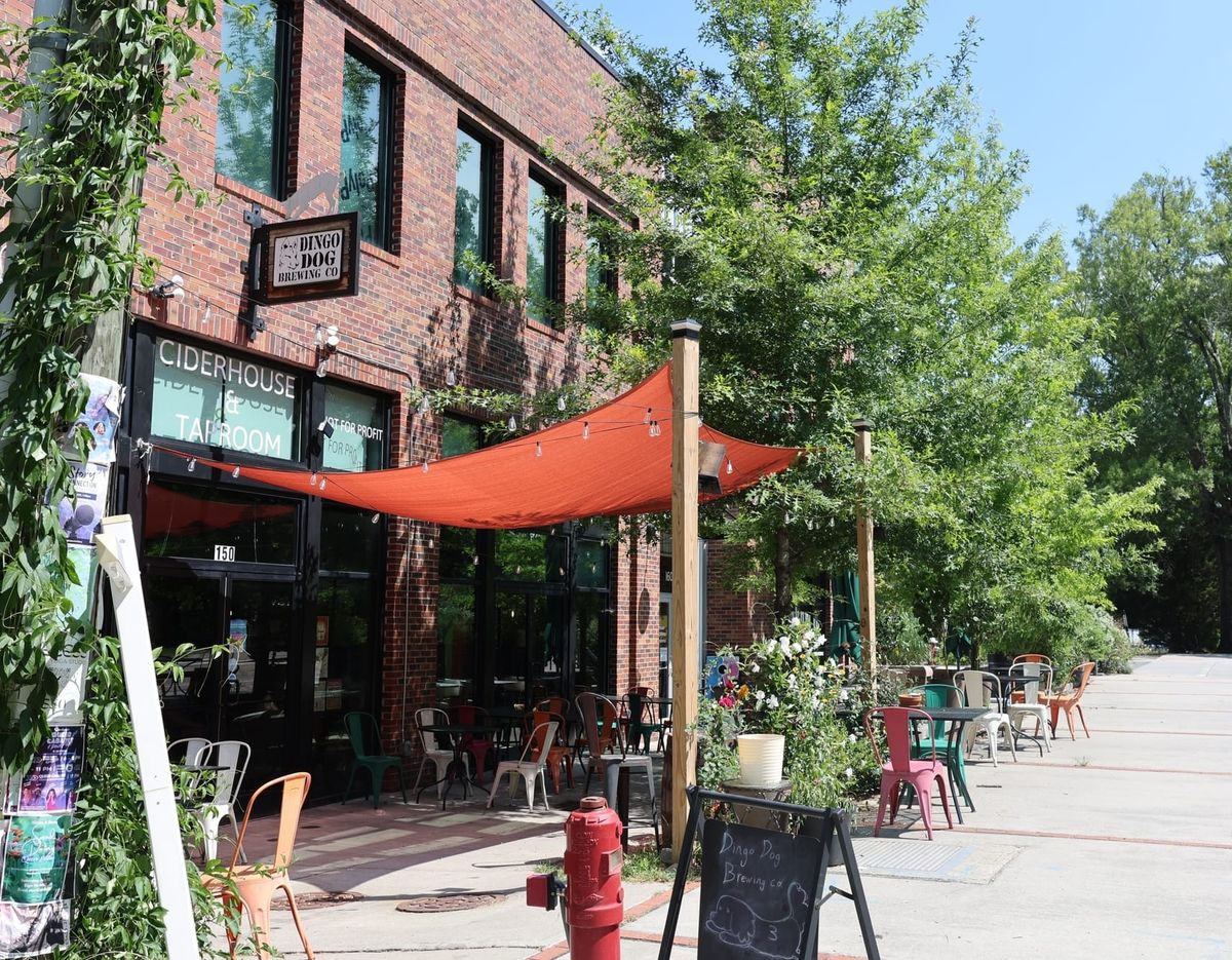 退伍军人和居民在卡尔伯勒举行 "品酒与爱国主义 "对话会