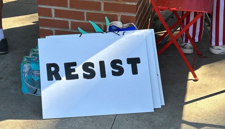 Aquí, juntos: Supporting our neighbors