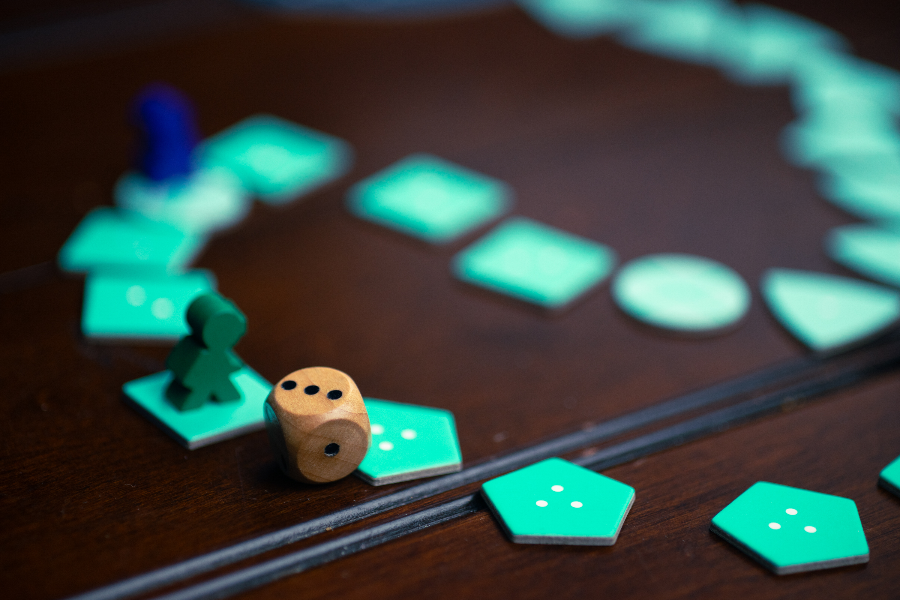 Tokens and a die in Deep Sea Adventure