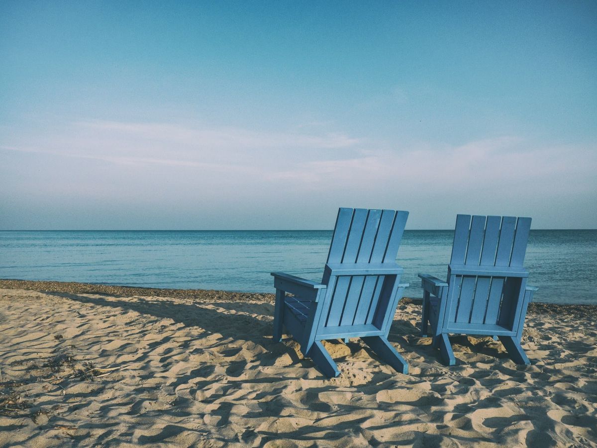 Strandstühle mit Blick aufs Meer
