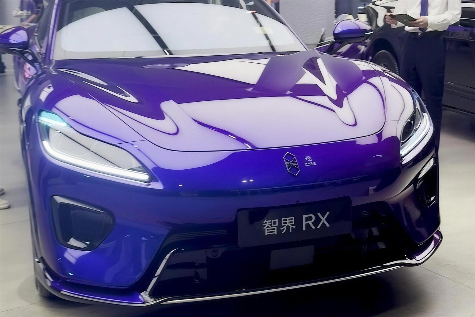 화웨이 매장에 전시된 보라색 Luxeed RX
