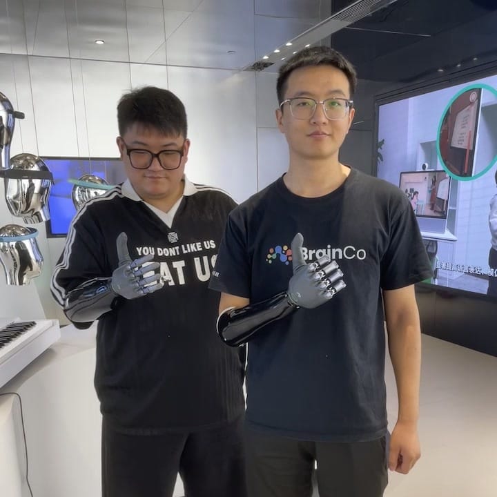 BrainCo 의수를 낀 두 사람
