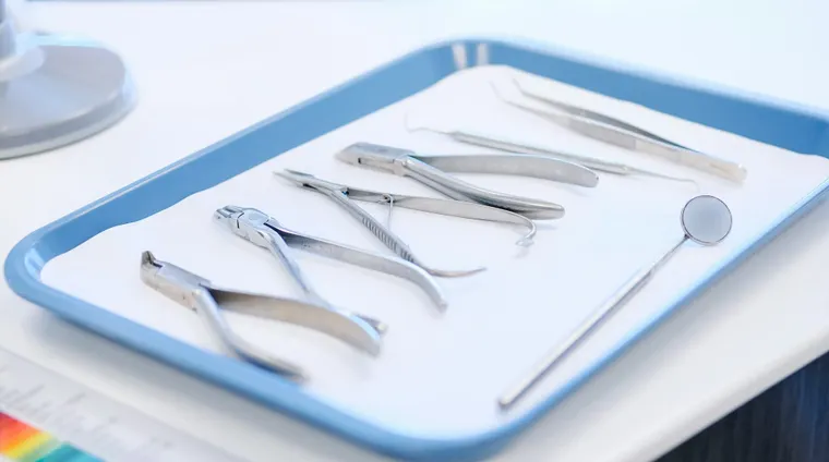 Aprenda a elegir el dentista adecuado para personas mayores y a mantener su salud bucal de forma eficaz.