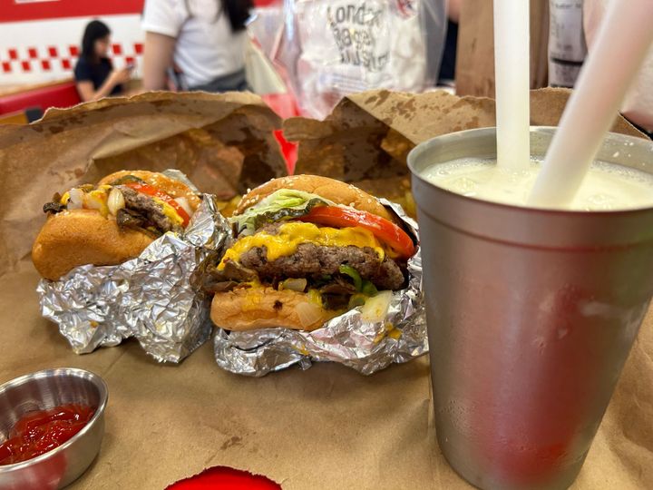 FIVE GUYS - 음식이라기보단 의식