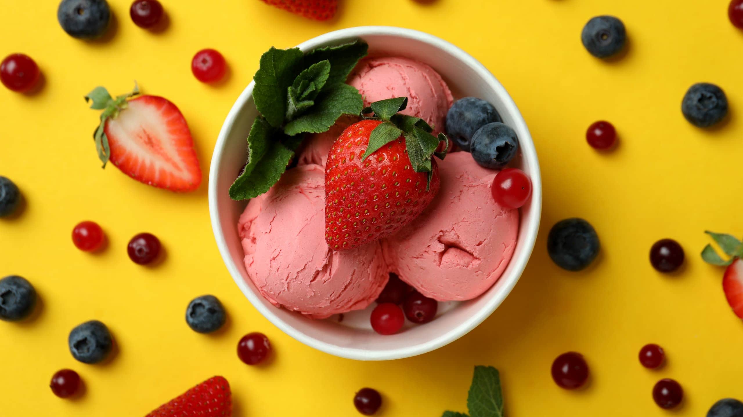 Anabolic ice cream with berries toppings