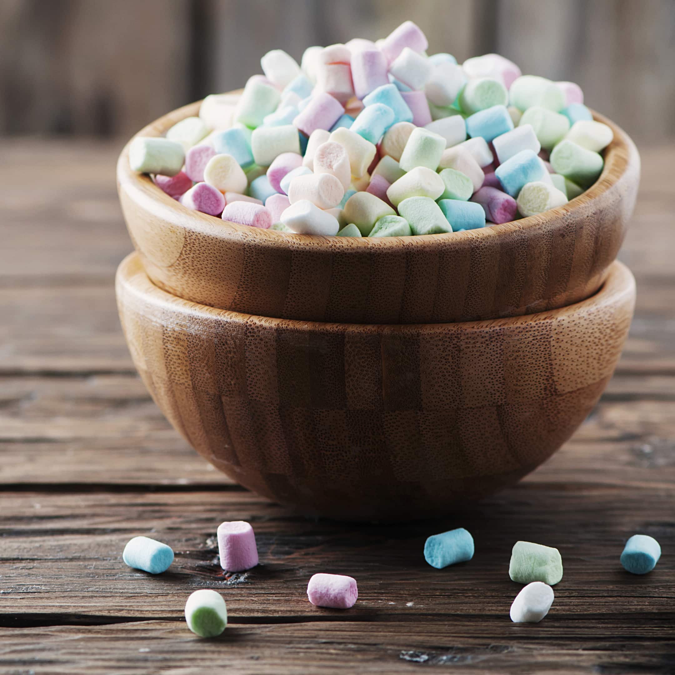 Colorful marshmallows in a wooden bowl