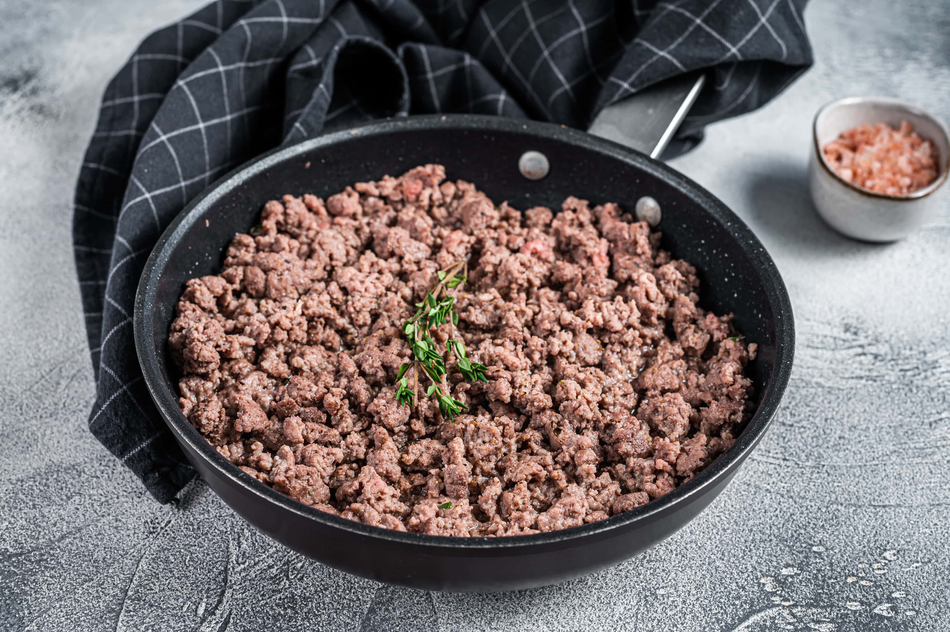 Fried minced taco meat with herbs