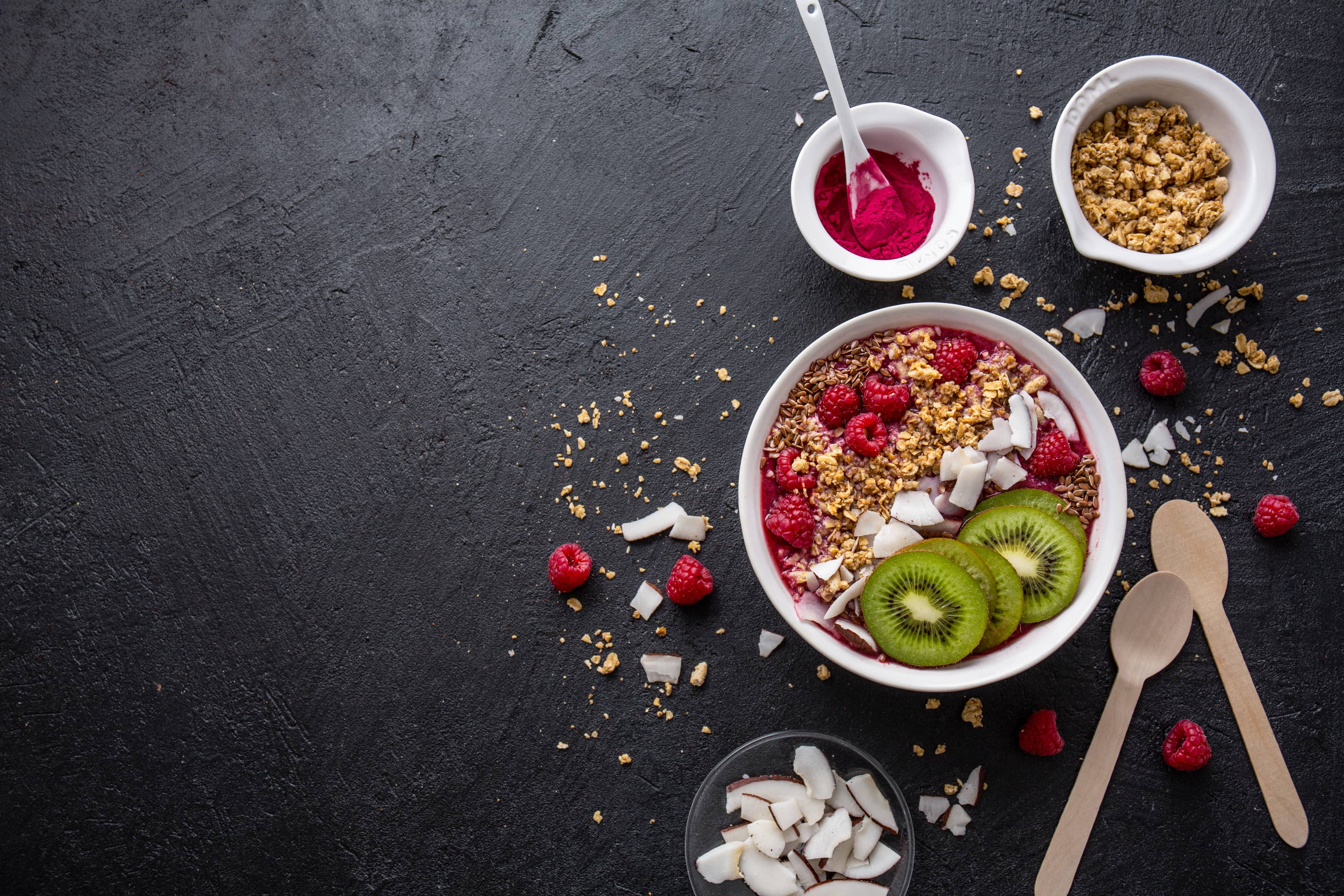 Smoothie bowl made with berries, coconut, kiwi and oats