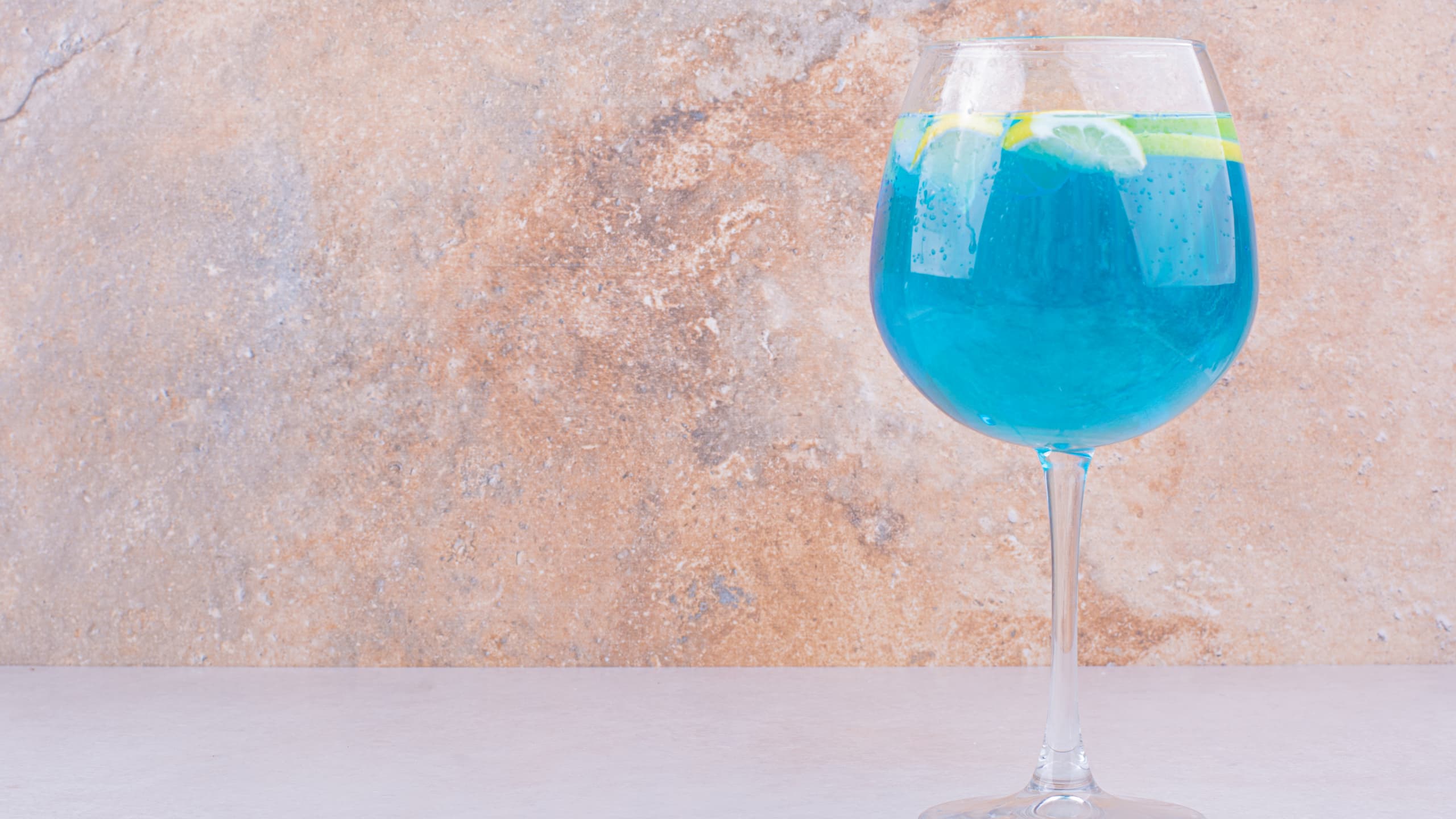 Kenny's Cooler drink with lemon slices