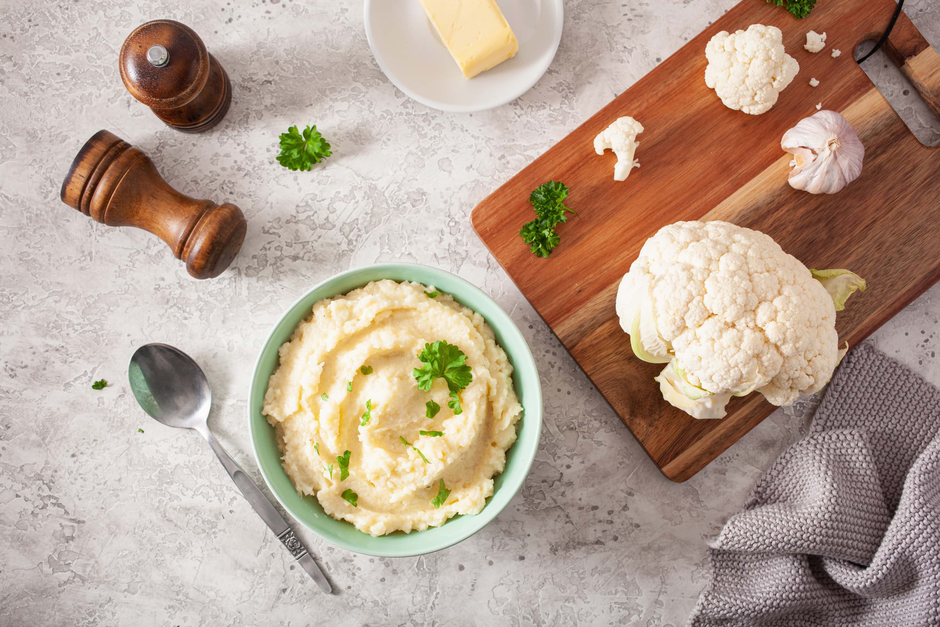 Mashed cauliflower and fresh cauliflower