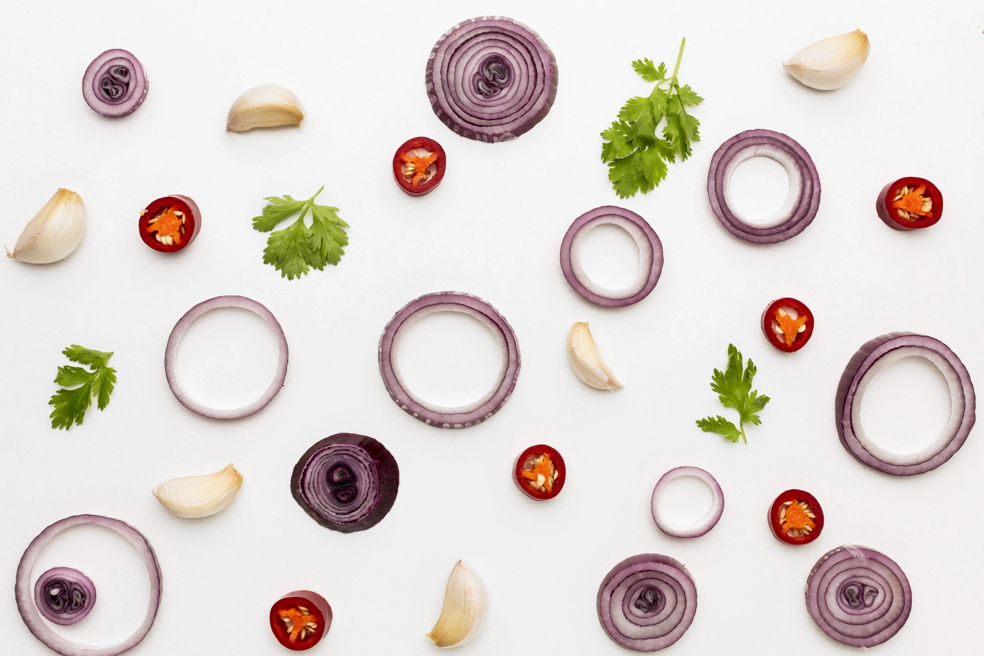 Onion rings with garlic and chilli