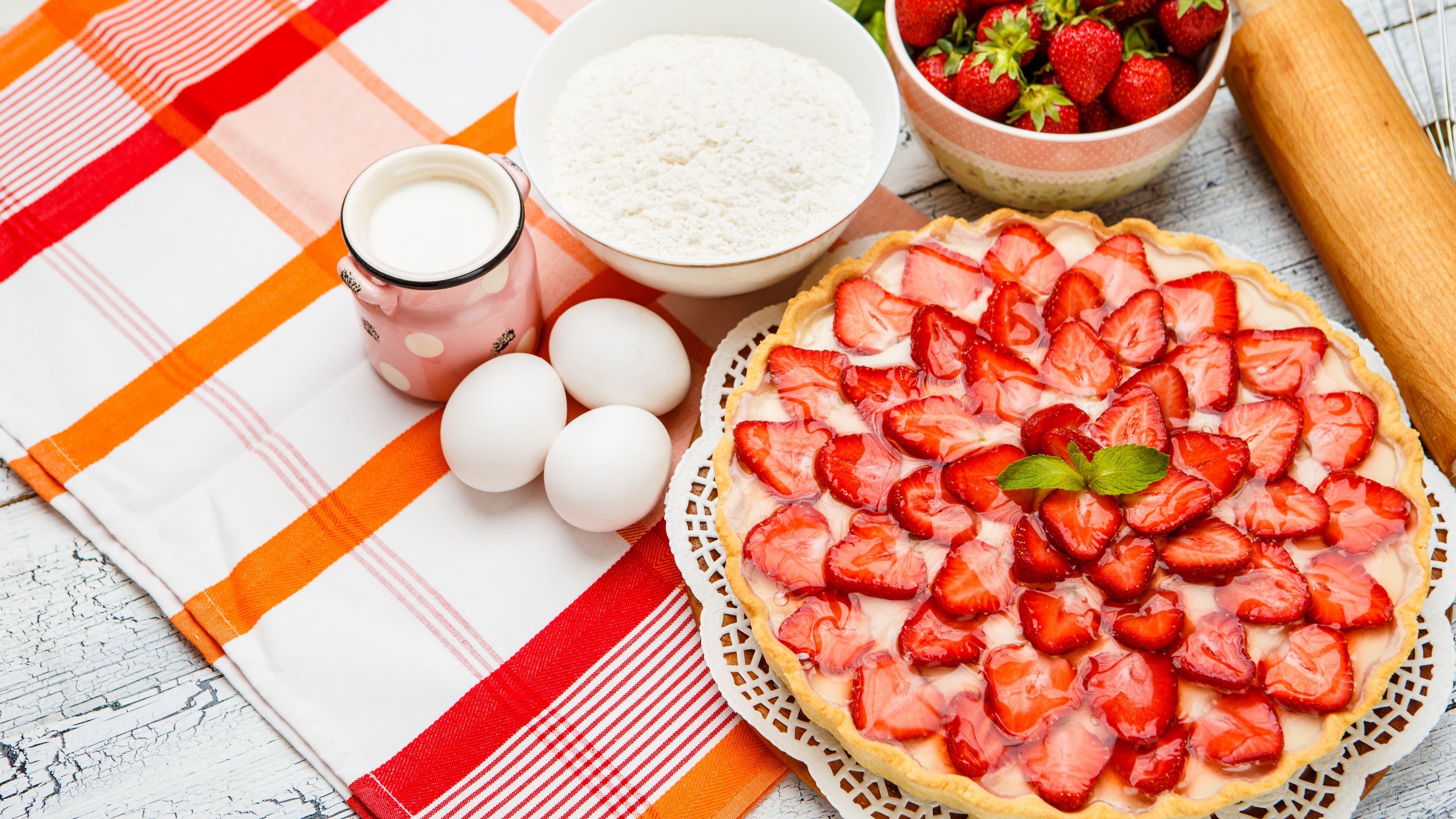 Strawberry pie topped with sliced strawberries
