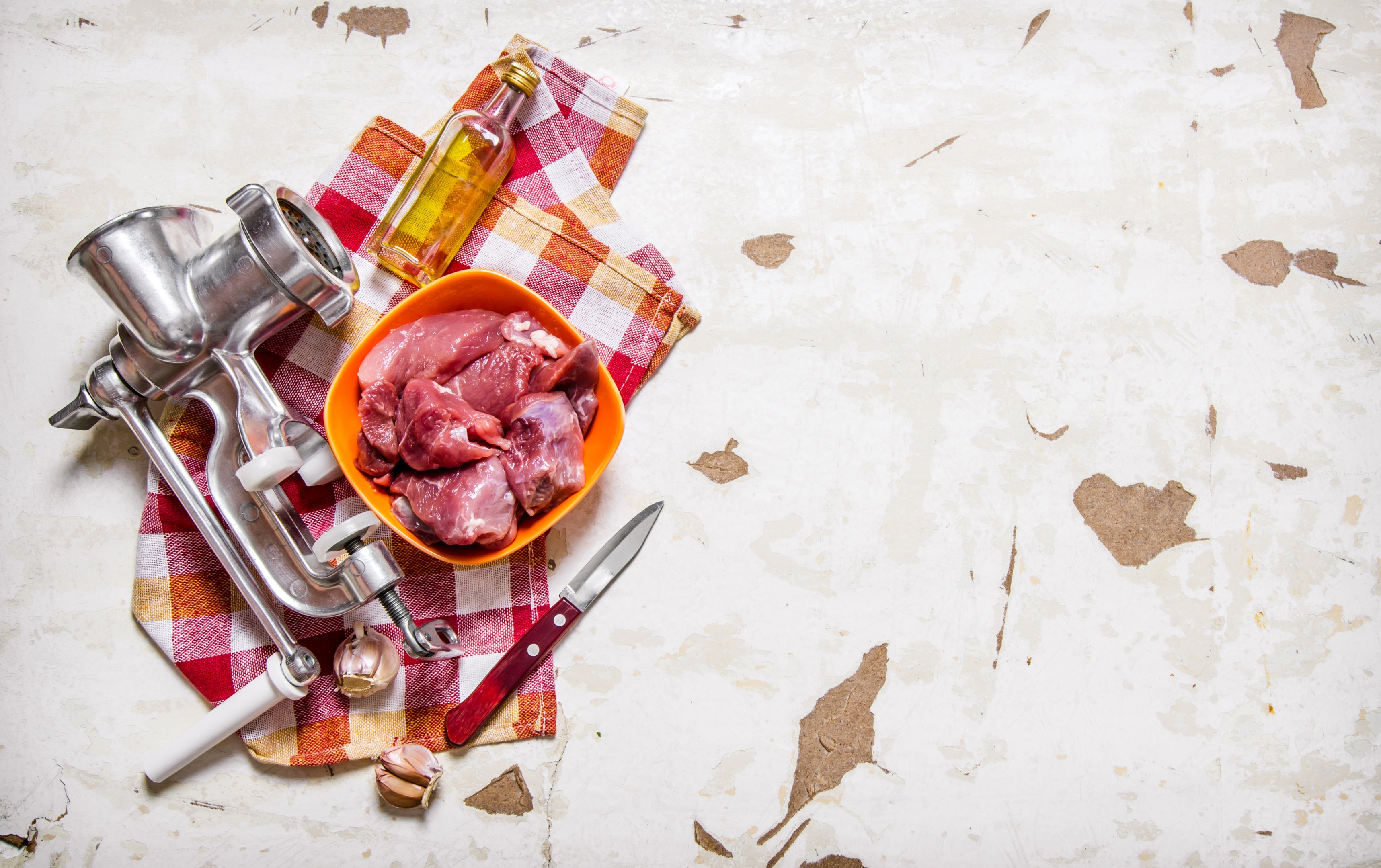 Processing of meat — Raw fresh meat with a meat grinder