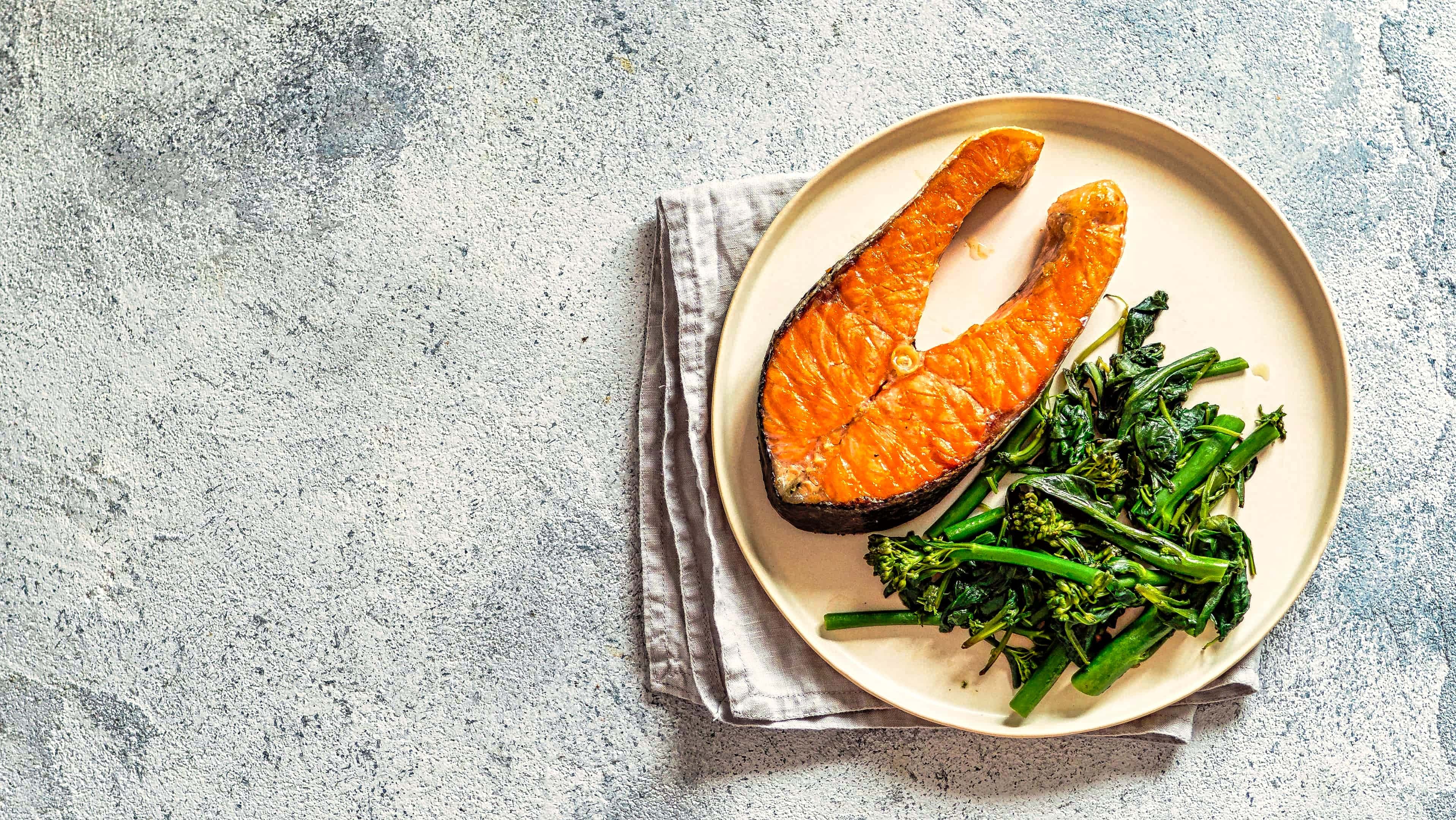Grilled salmon steak and <a href="https://blend-of-bites.ghost.io/health-benefits-of-broccolini/" target="_blank" rel="noreferrer noopener">broccolini</a>