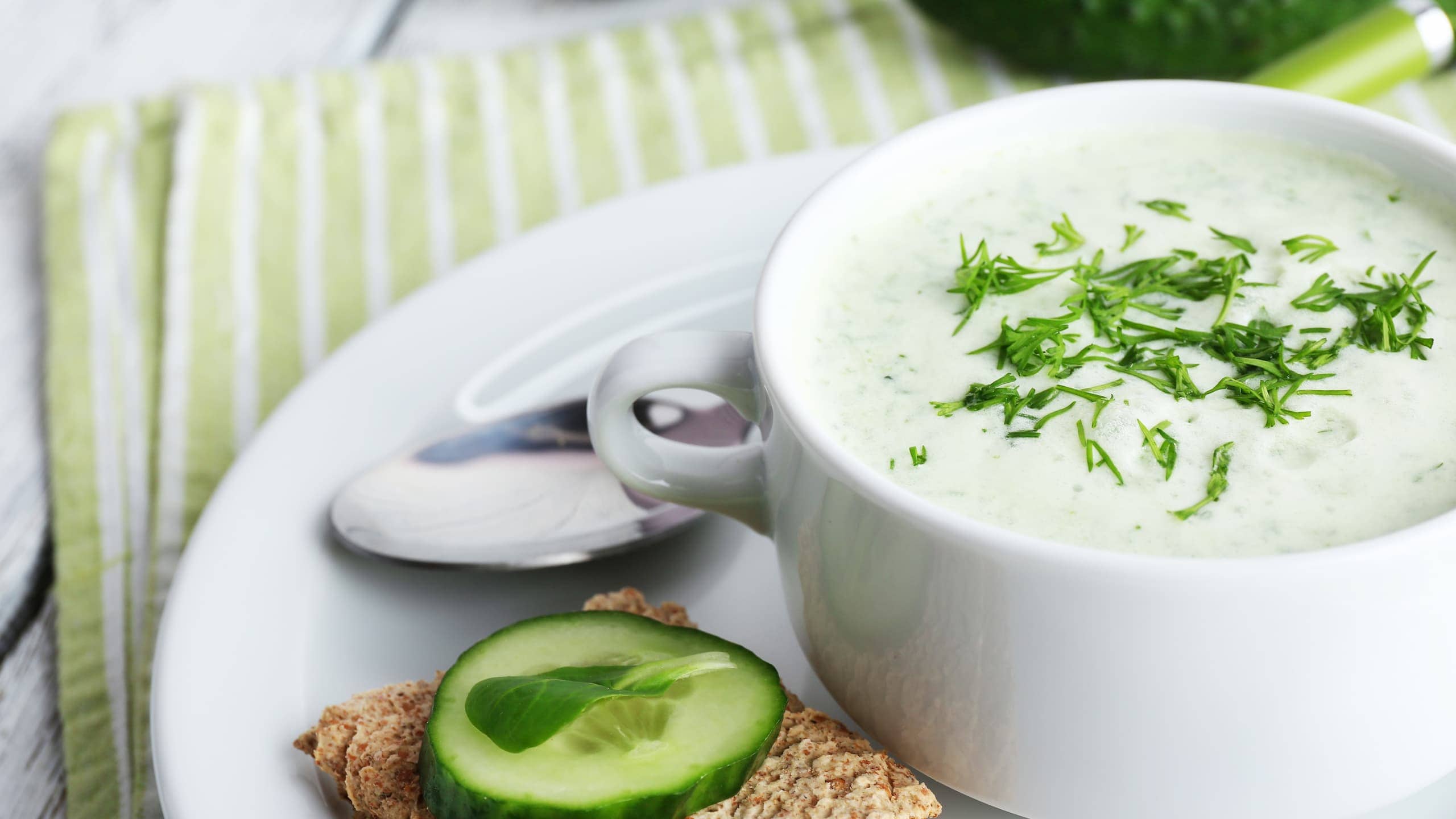 Red Robin ranch with cucumber and bread