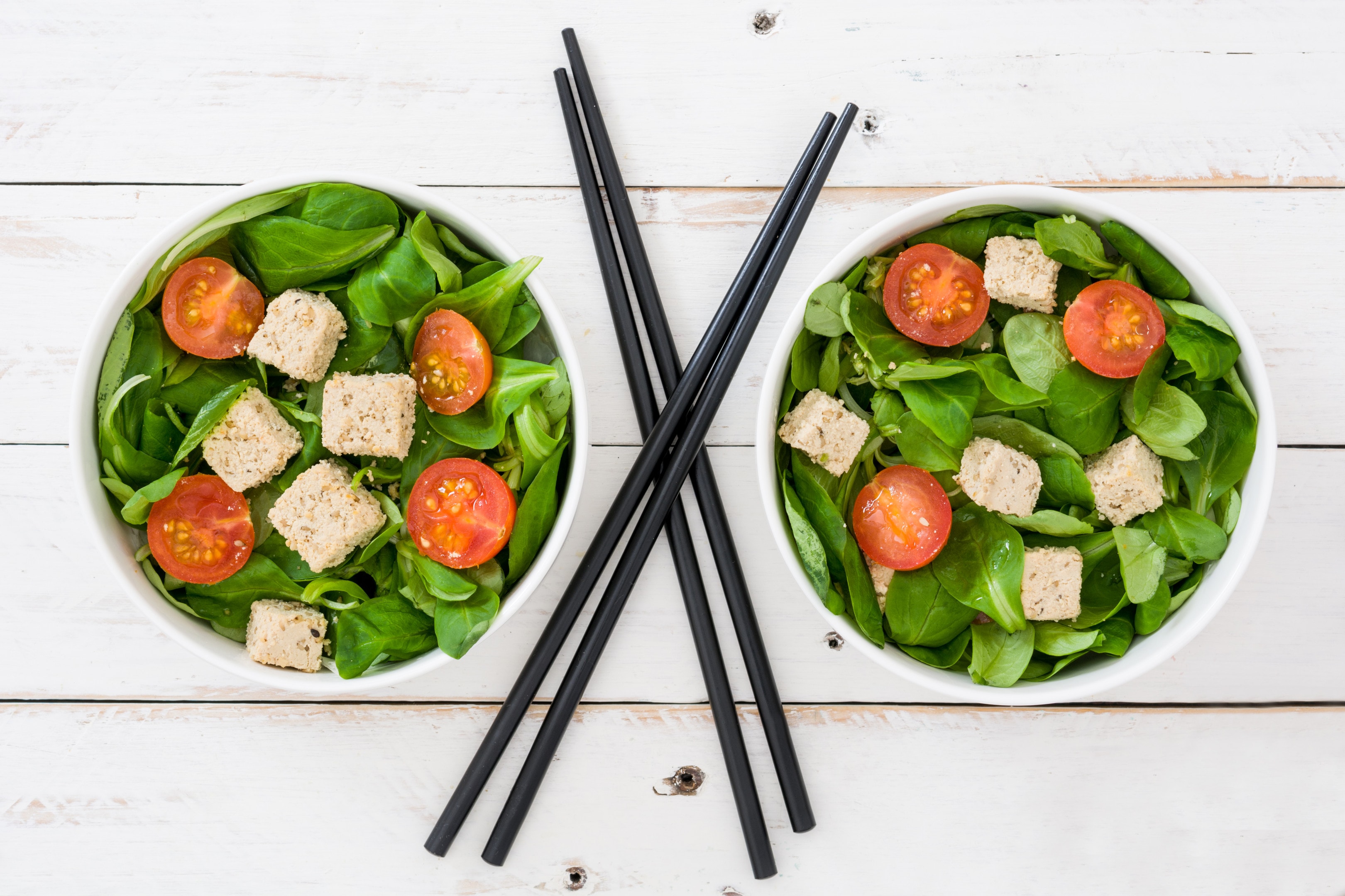 Tofu salad with tomatoes and spinach