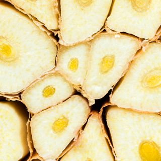 Sliced whole head&nbsp;of garlic