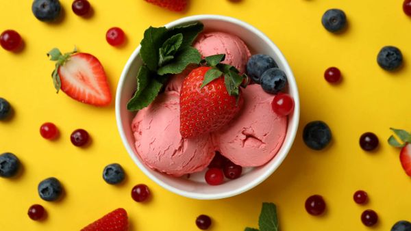 Anabolic ice cream with berries toppings