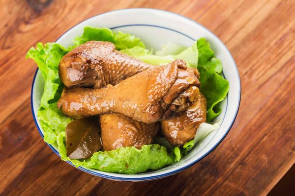 Chicken adobo with lettuce