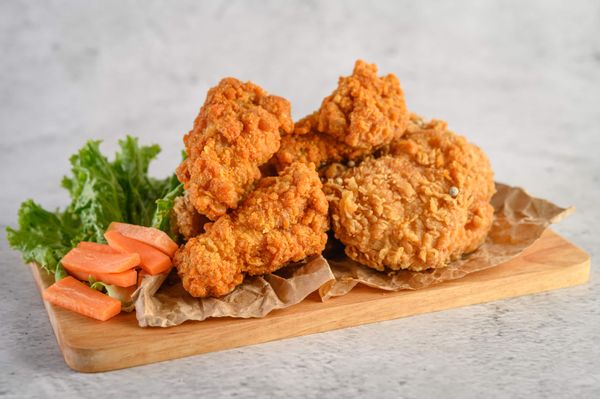 Crispy fried chicken with vegetables