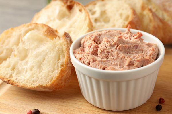 Smoked tuna dip with lettuce and cracker
