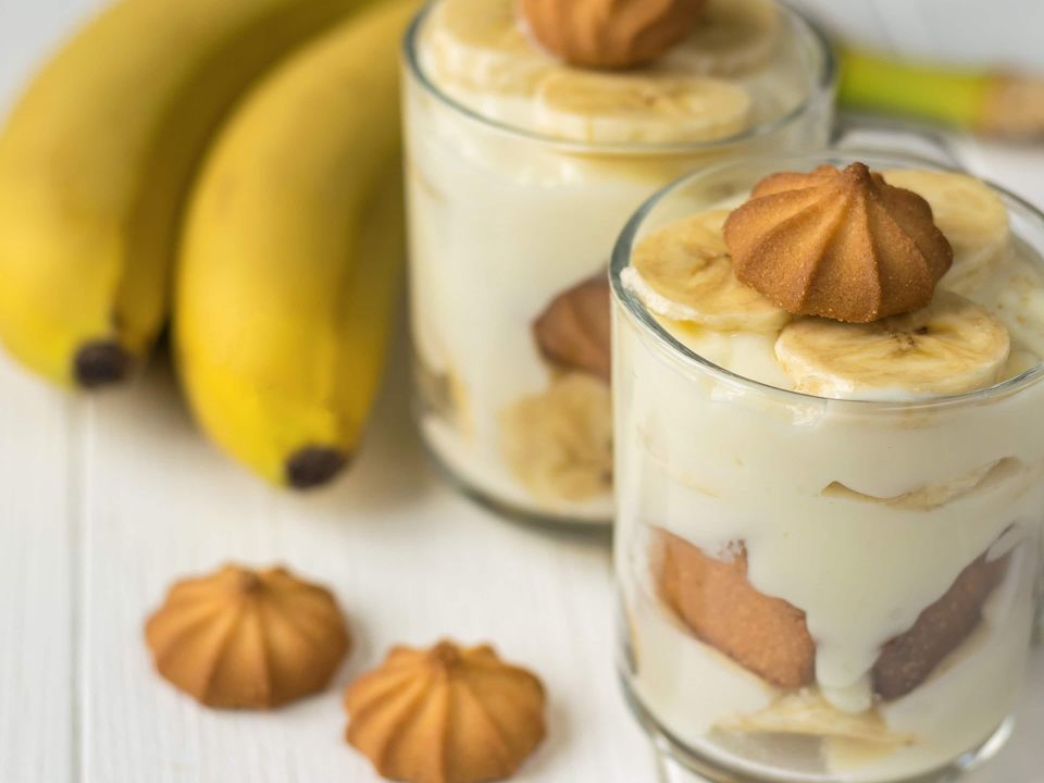 Banana pudding no bake - glasses with cookies