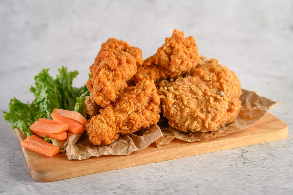 Crispy fried chicken with vegetables