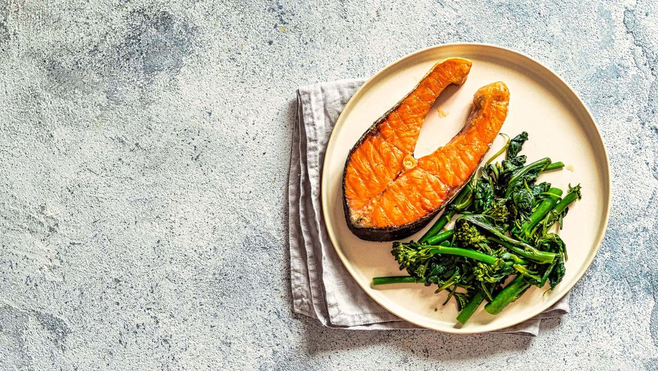 Grilled salmon steak with broccoli