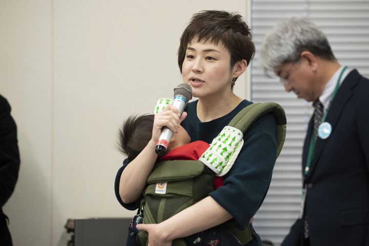 議員と話し、地道に夫婦別姓を訴える