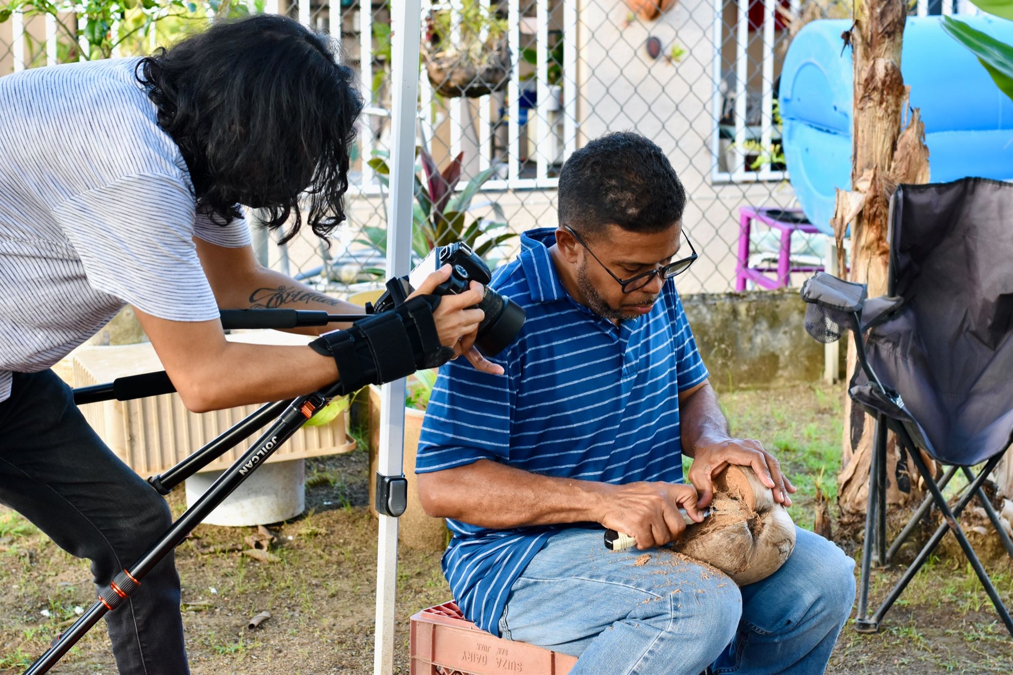 Artesano Teddy Vázquez tallando en coco una máscara de vejigante de Loíza