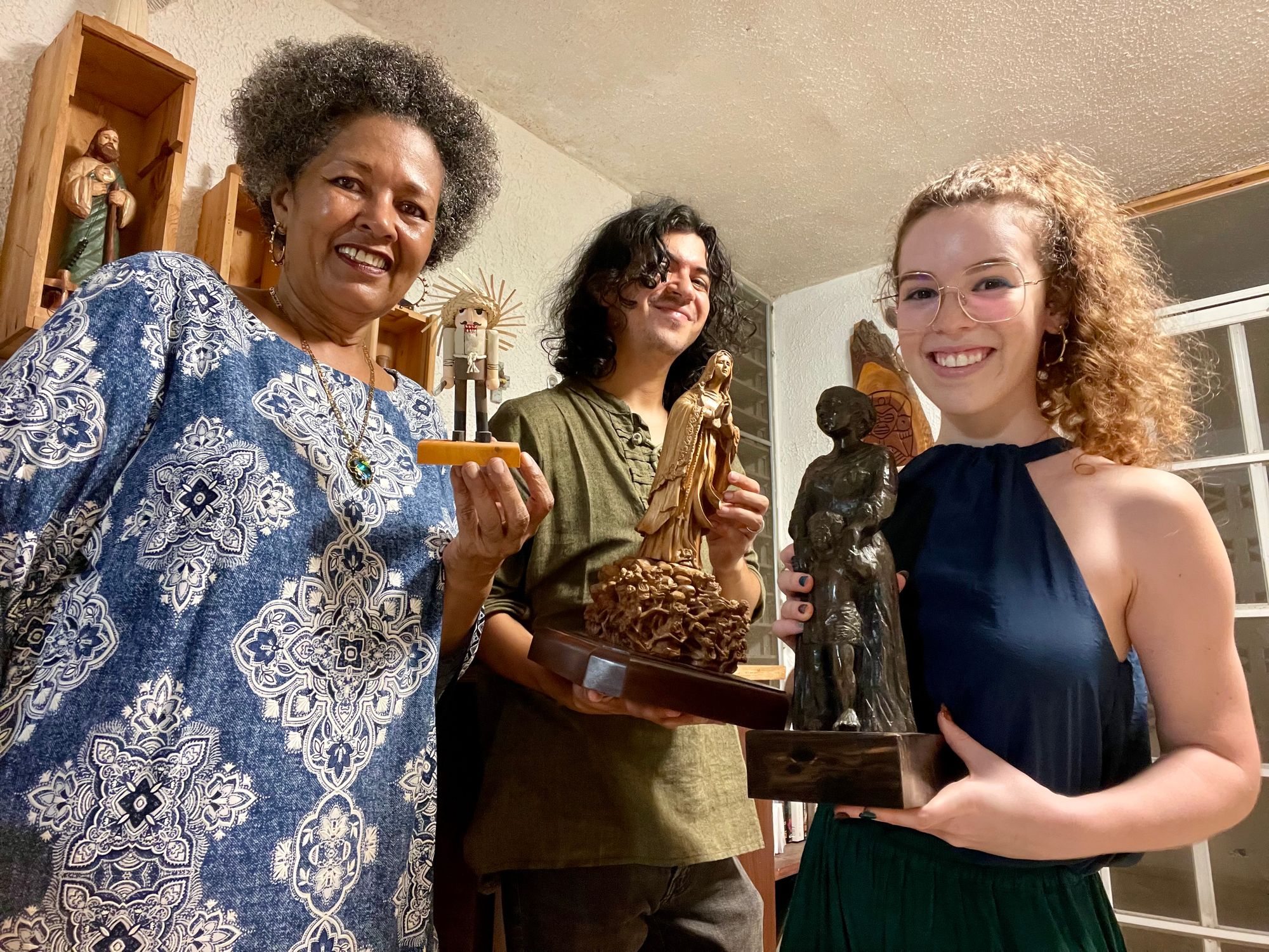 Equipo de Obras del País junto a la maestra artesana Evelyn Vázquez durante la grabación de un documental