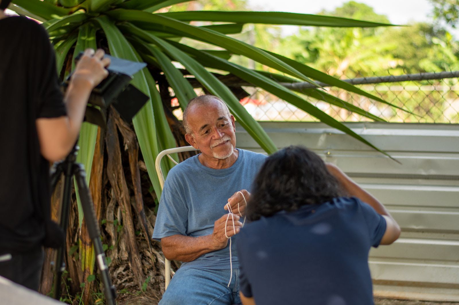 Obras del País documentando al artesano José Hernández mientras teje hamacas tradicionales de Puerto Rico.