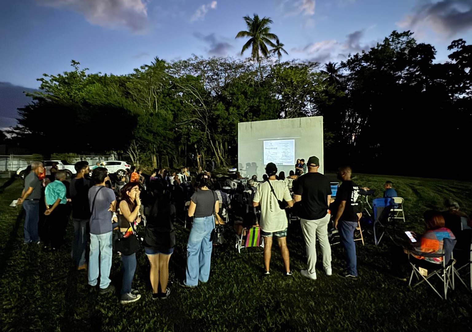 Comunidad del barrio Espinar en Aguada durante la presentación del documental de Obras del País sobre pesca artesanal