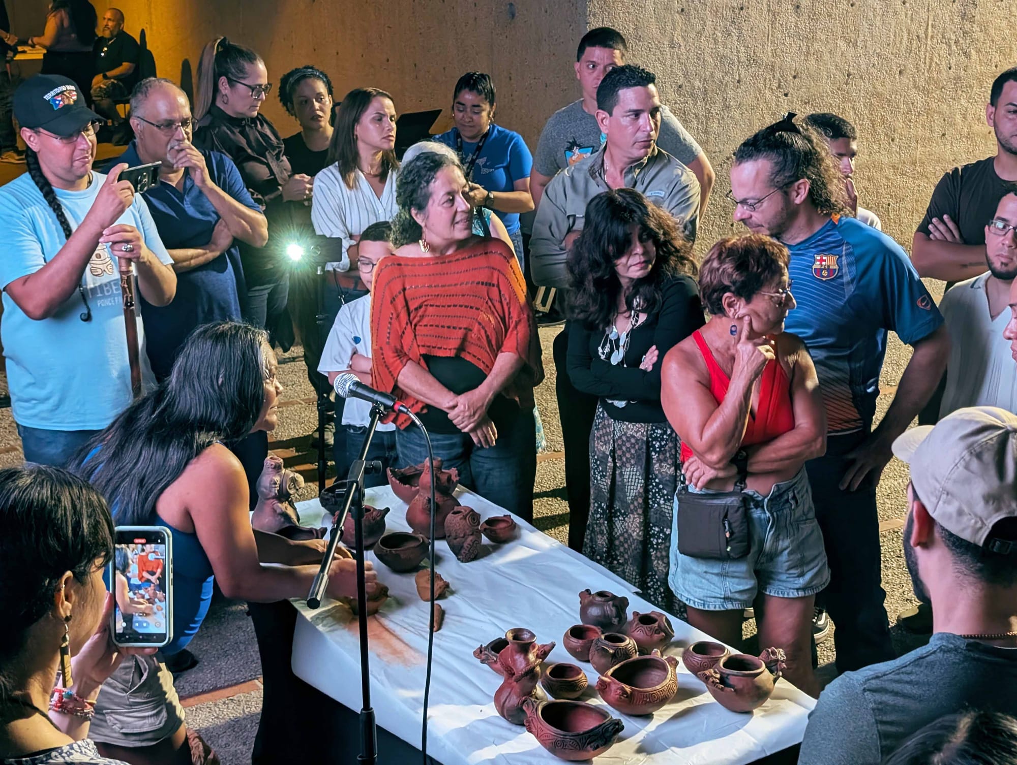 Artesana Alice Chéverez ofreciendo un taller demostrativo de alfarería ancestral en el Centro Ceremonial Indígena de Tibes