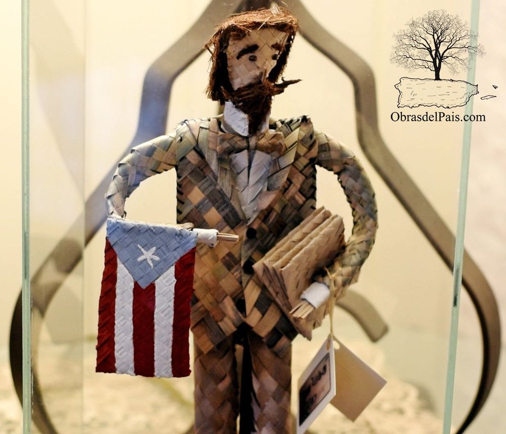 Figura artesanal confeccionada con petate y bandera de Puerto Rico