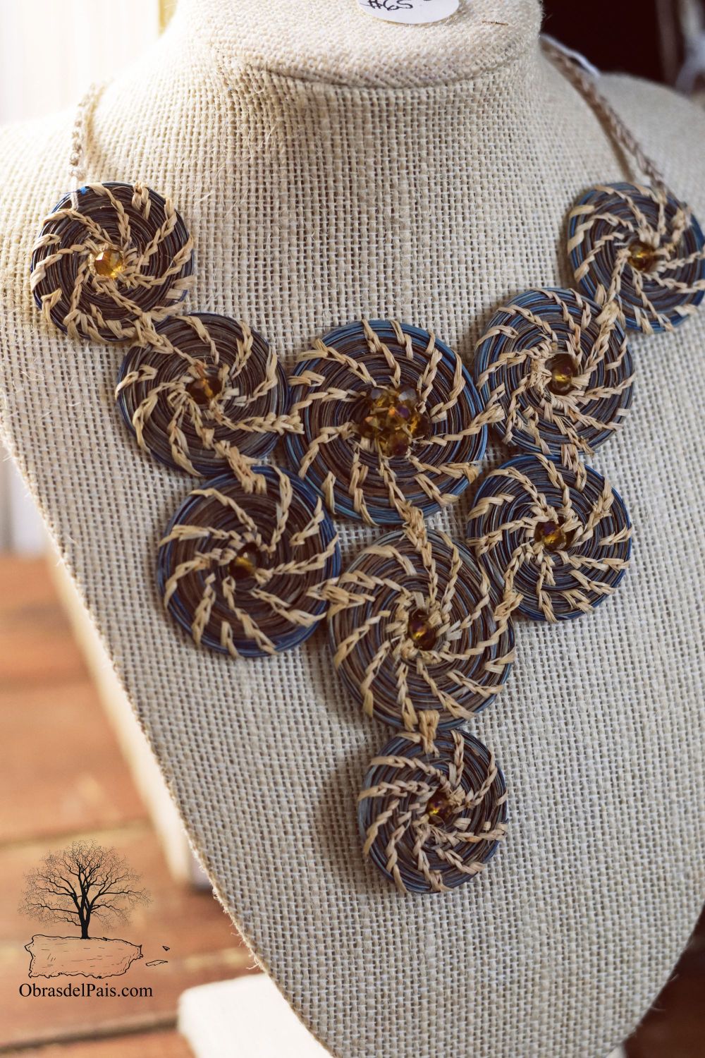 Collar elaborado con piezas tejidas en fibra de petate