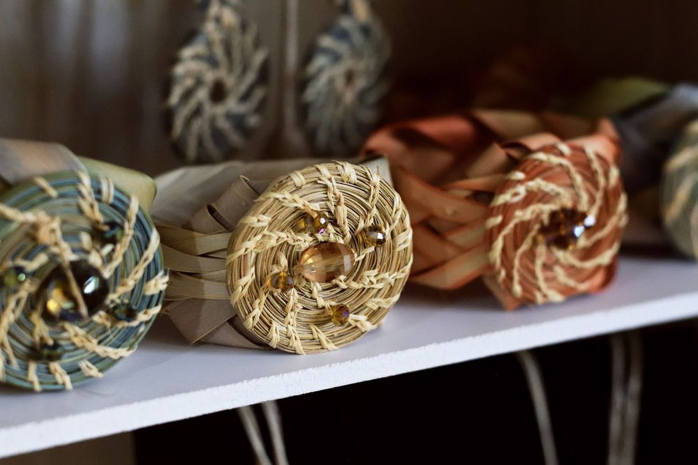 Piezas decorativas tejidas con fibra de petate en distintos colores