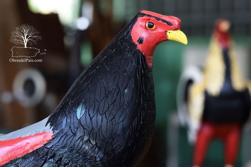 Detalle de un gallo tallado y pintado en madera por Carlos Teissonniere
