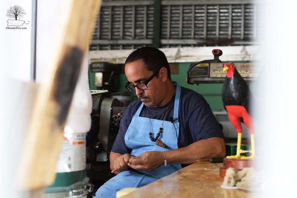 Carlos Teissonniere trabajando una pieza de madera en su taller