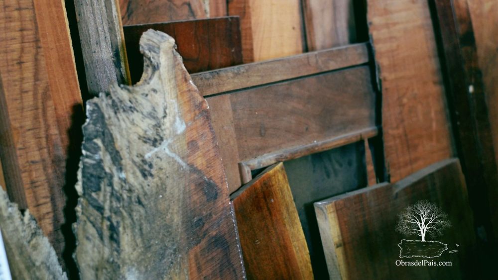 Diferentes piezas y bloques de madera utilizados para tallar