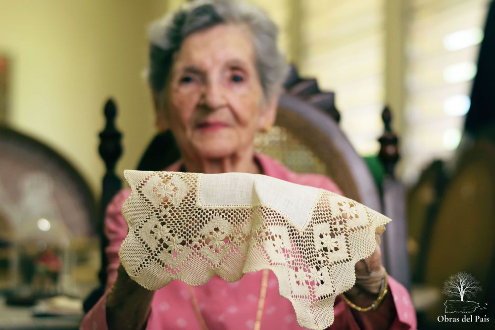 Nellie Vera mostrando una pieza de mundillo