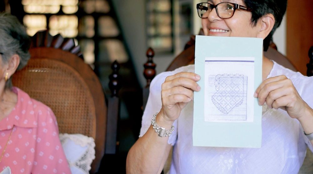 Sandra Rodríguez mostrando un diseño relacionado con el trabajo de mundillo